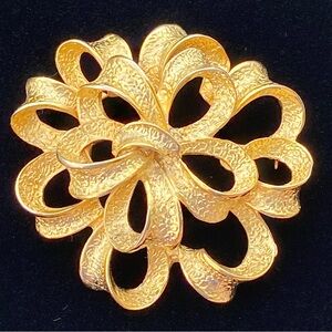 Elegant Gold-Tone Floral Brooch aw9‎